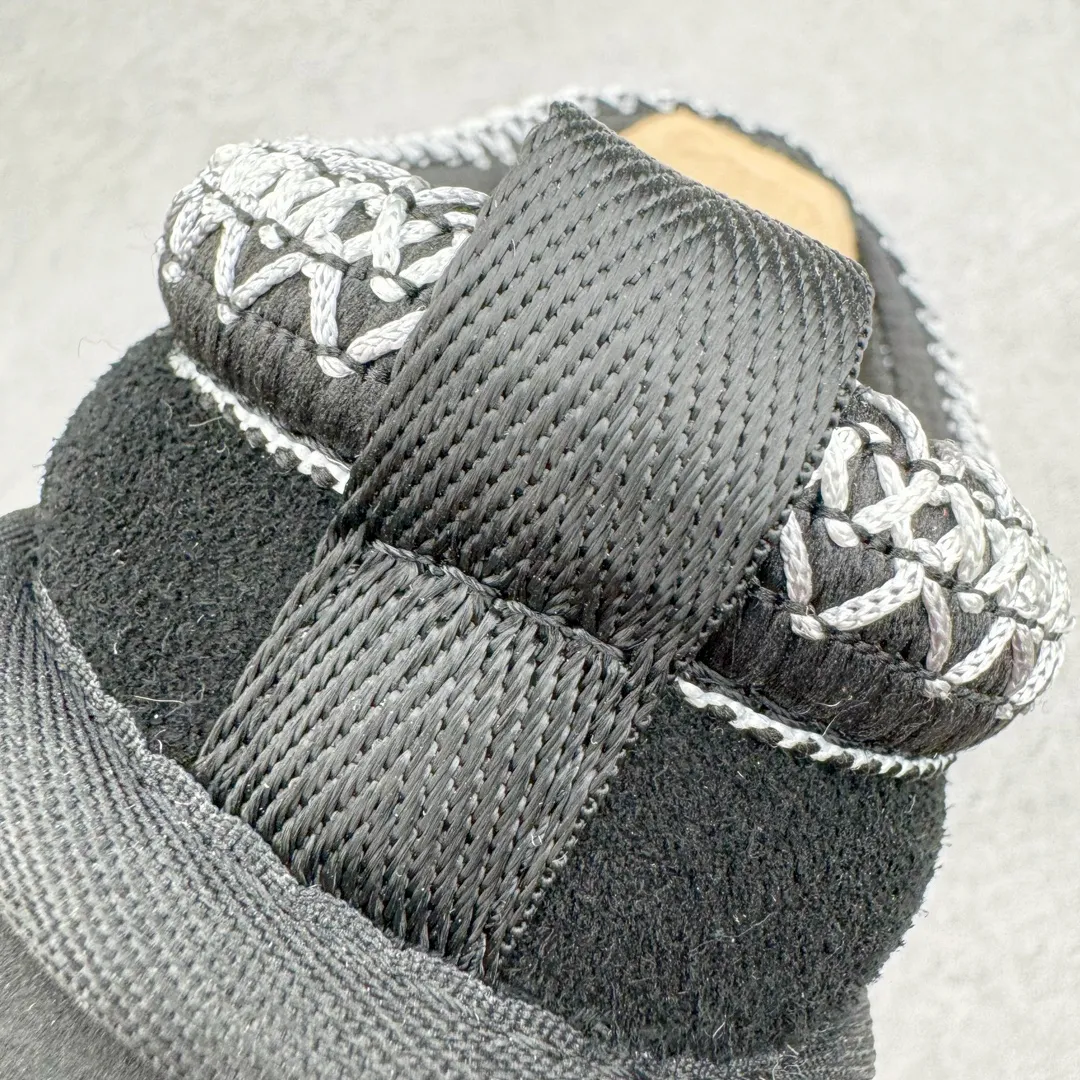 Pick up locally💰520 UGG ethnic style 2553 classic autumn and winter sheep fur all-in-one snow boots. All shoes are made from the same factory as ZP. Longfeng A-grade Australian imported sheep fur all-in-one ethnic style. Brand OEM production line. Fully follow the ZP process. OEM original pattern maker. Adhering to the principle of no original shoes and no development selection. Pay attention to every detail. The most authentic version on the market. TREADLITE "Light Wing" technology outsole. Lightweight/durable/flexible/pile size: 35 36 37 38 39 40 41 42 Coding: by2936060